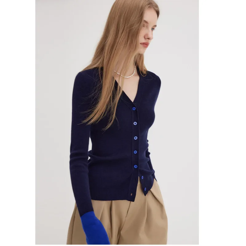 

Женский однобортный трикотажный кардиган с контрастными расклешенными рукавами и V-образным вырезом