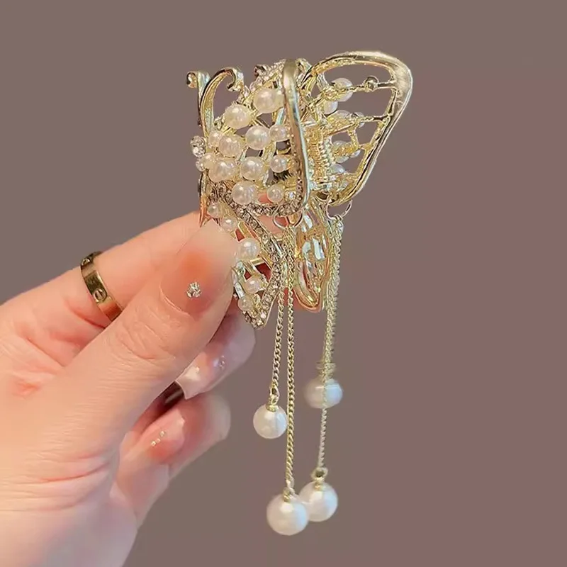 

Elegant Pearl Butterfly Tassel Hair Clip with Inlaid Diamonds for Women, Half-up Shark Clip, Medium-sized Hairpin