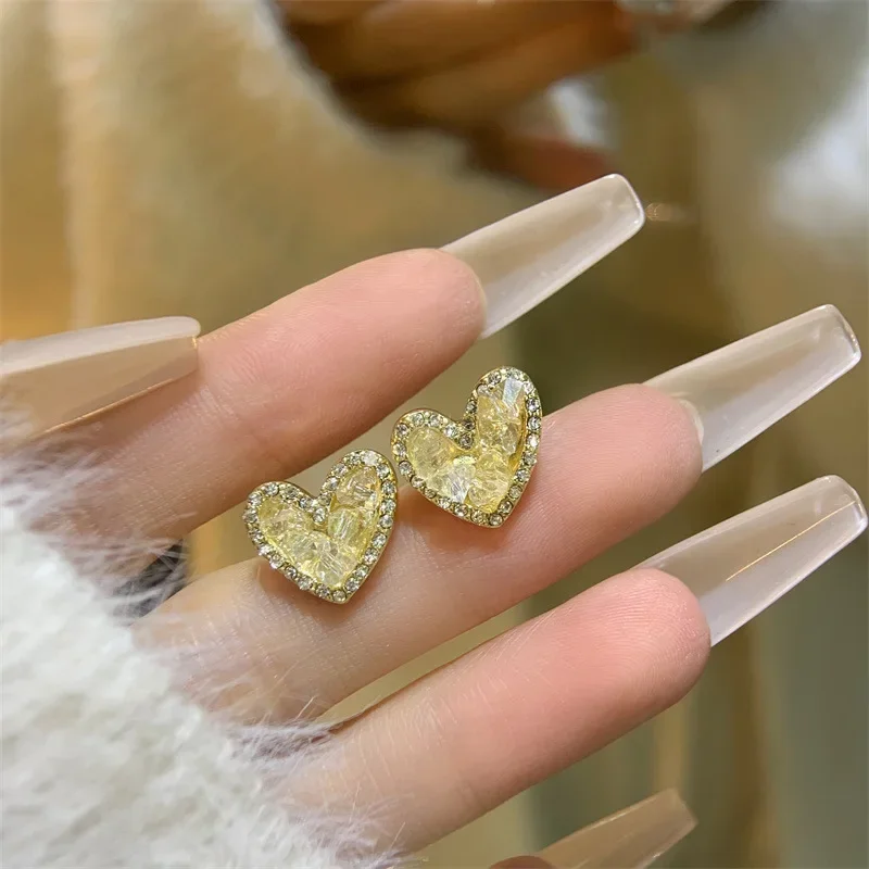 

2023 New Small Glass Love Heart Clip Earrings Trendy Mini Rhinestone Zircon Heart Clip on Earrings for Women Non Pierced