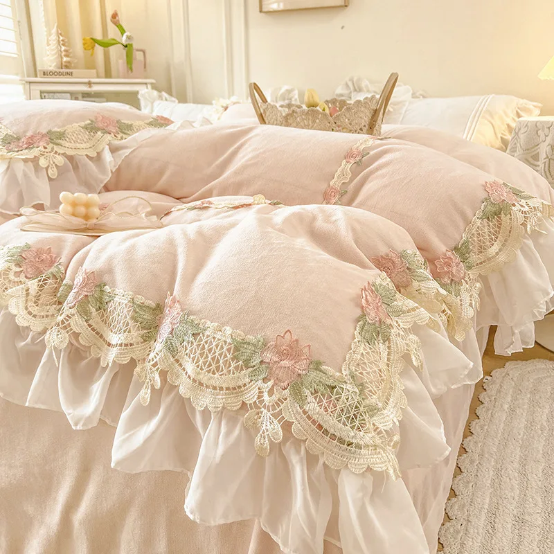 

Autumn and Winter Bedding Set Luxury Romantic Flowers Embroidery Milk Velvet Lace Duvet Cover Bed Sheets and Pillowcases Set