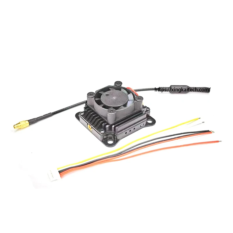 Module émetteur/récepteur vidéo 3W pour FPV drone, avec câbles et antennes, prêt à être installé.