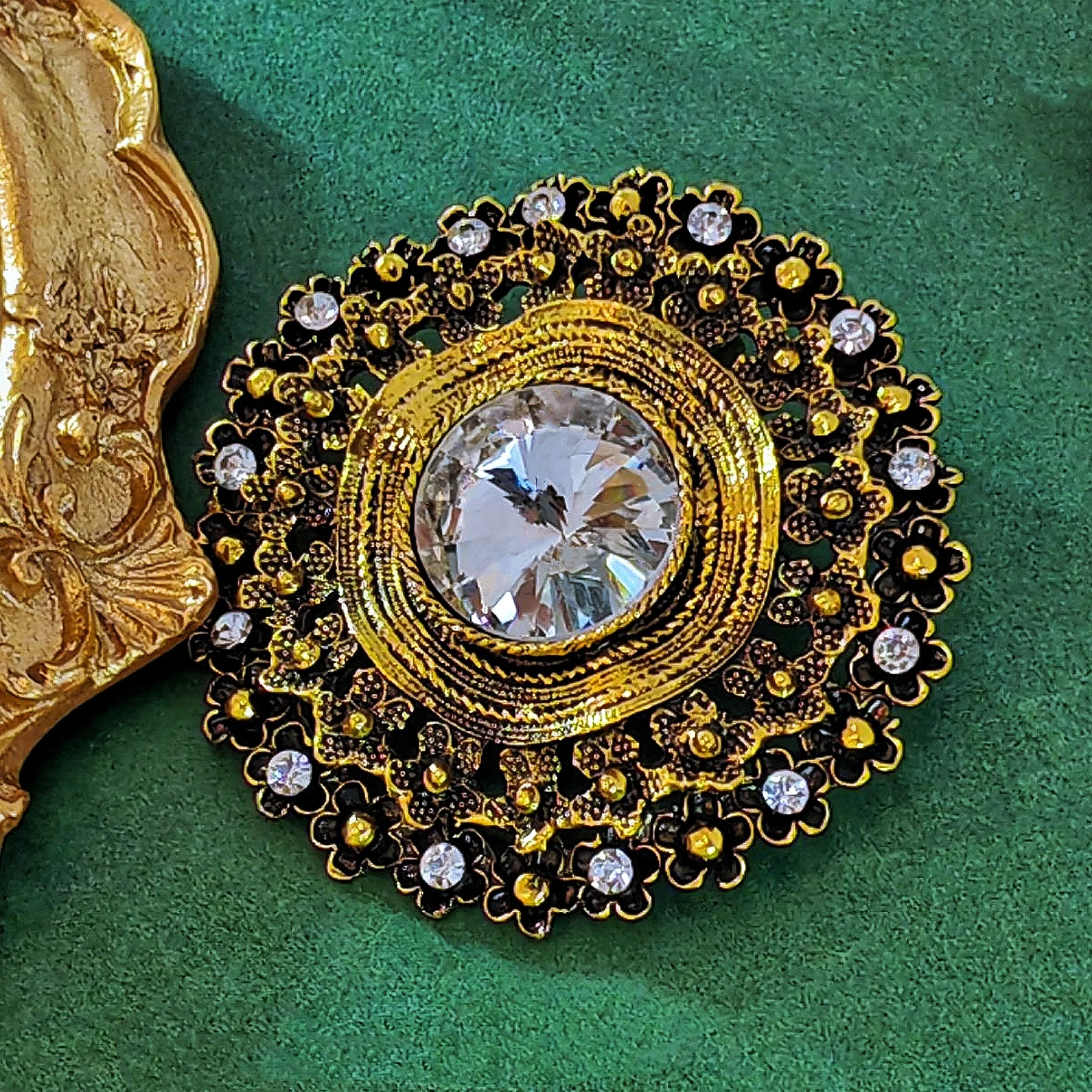 Antique Floral Circlet Round Shaped Clear Rhinestone Brooch Pin for Wedding Accessory