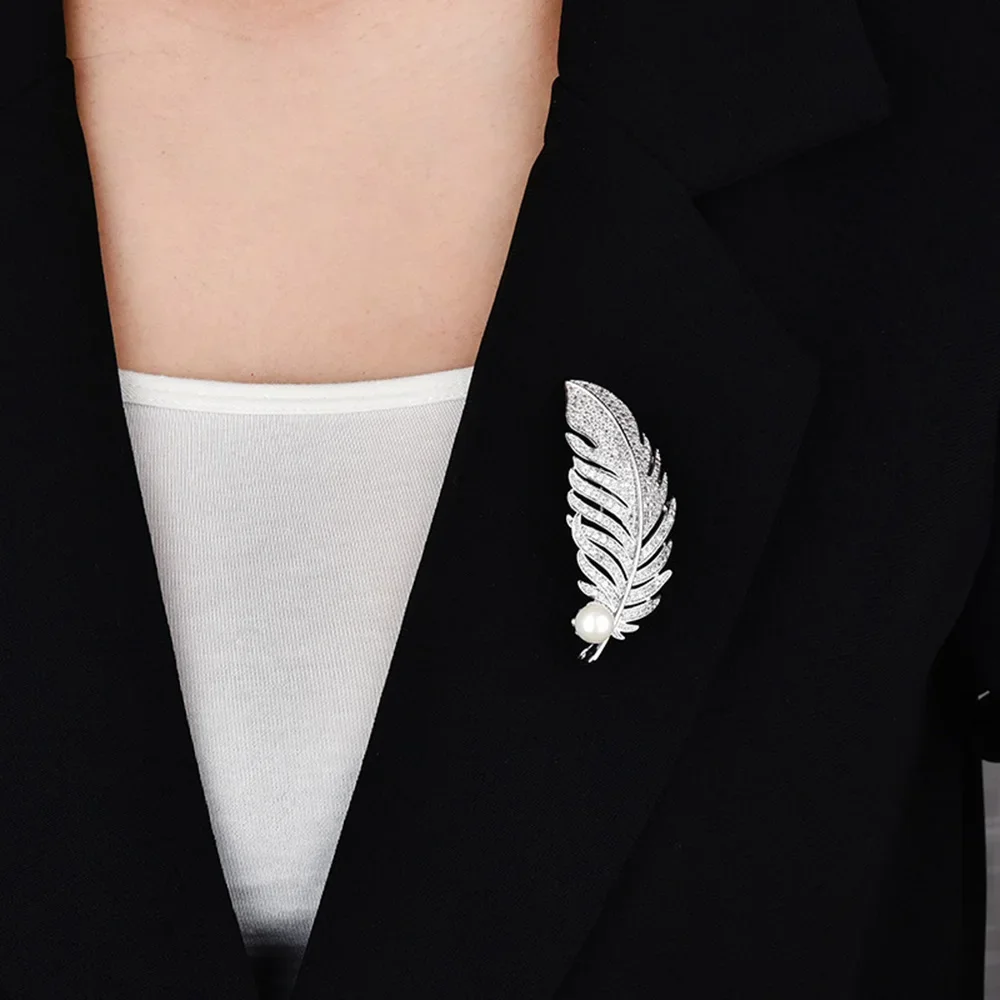 Light Luxury Brooch for Women Silvery Crystal Feather Brooches Women's Clothing Decoration Safety Pin Elegant Wedding Jewelry