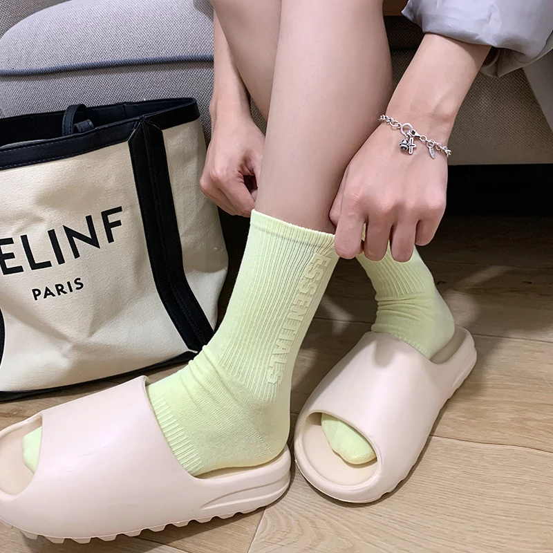 봄 여름 캔디 컬러 노란색 3d 간단한 편지 인쇄 솔리드 코튼 중반 송아지 양말 남성 여성을위한 짧은 양말 유행