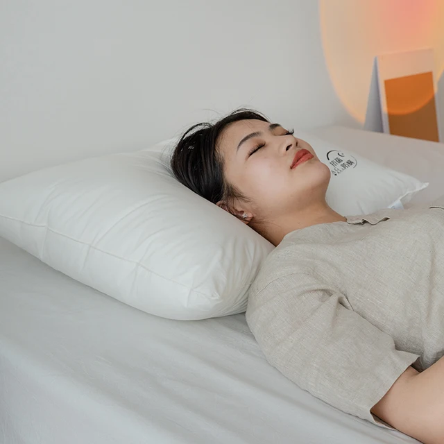 고품질 거위털 베개로 편안한 수면을 경험하세요.