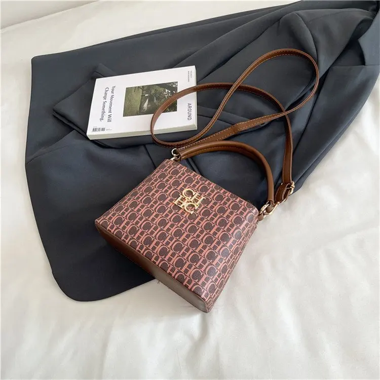 شنطة يد و كتف Shop1105357182 تصميم مونوغرام