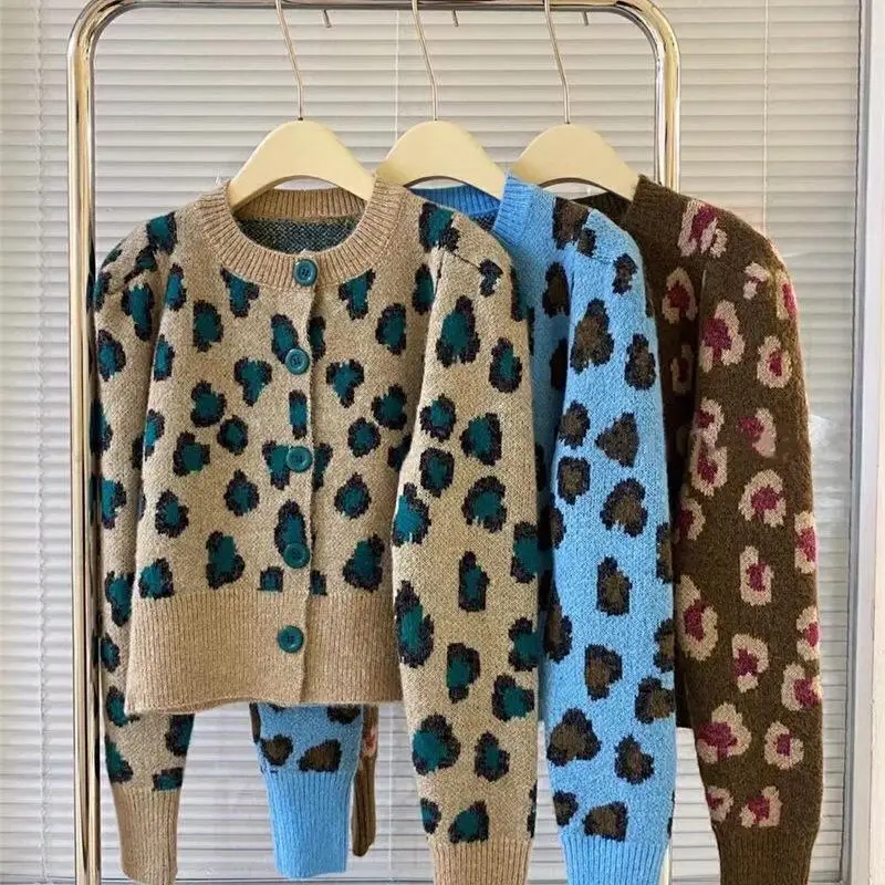 ������ ��Ƽ�� ª�� ��Ʈ ī���, ũ��� ȣ�ǹ��� �Ƿ�, ������ ������ ��Ŷ, �ѱ� 2022, ����, �ܿ�