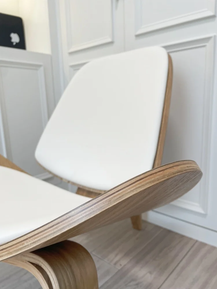 Hans Wegner Style Chair Simple and Modern Leather Shell Chair with White Padded Seat Ergonomic Three-Legged Shell Lounge