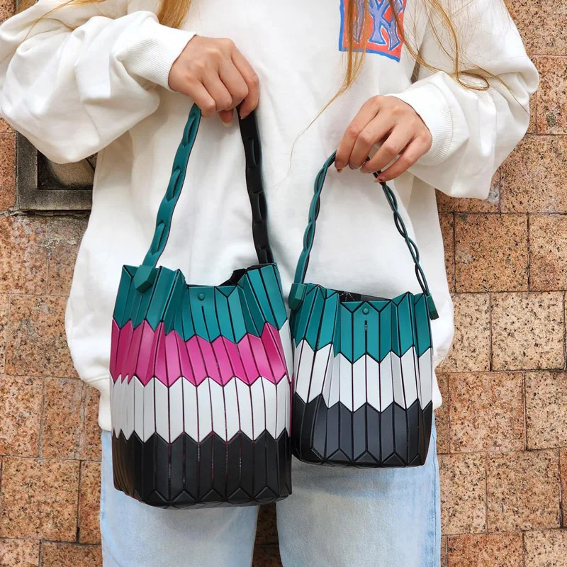 thumbnail image 1 of Nuevo bolso geométrico de gran capacidad para mujer, bolso de mano plegable con diseño geométrico de marca de lujo, 1 of 4