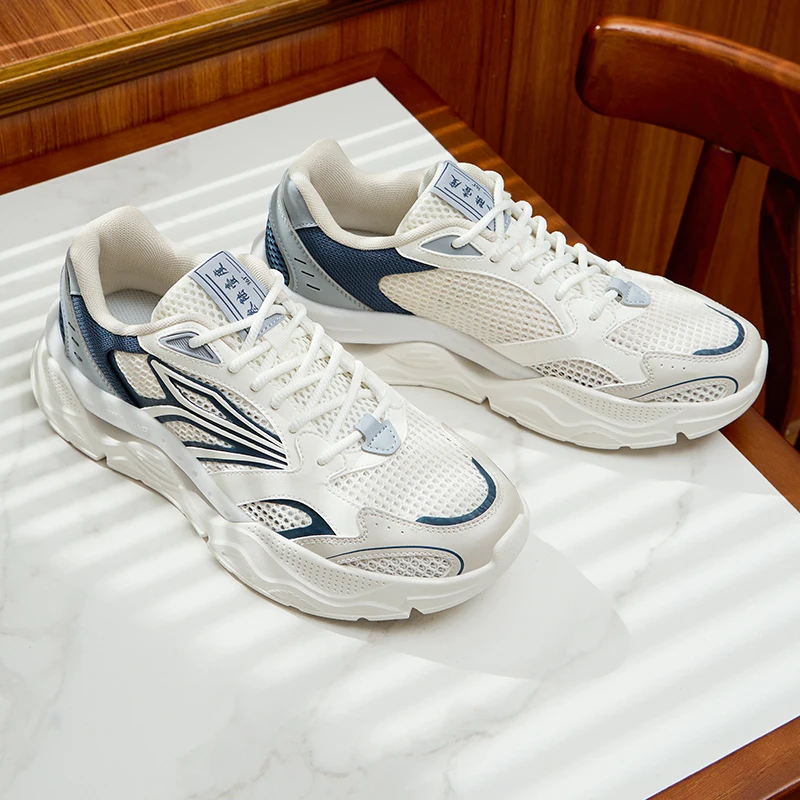 أحذية رياضية مضادة للانزلاق