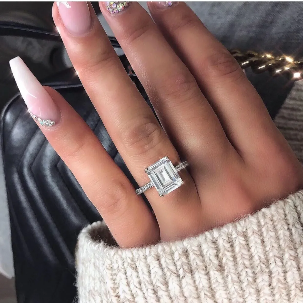 

* Обручальное кольцо из серебра 925 пробы с фианитом 3ct с изумрудом