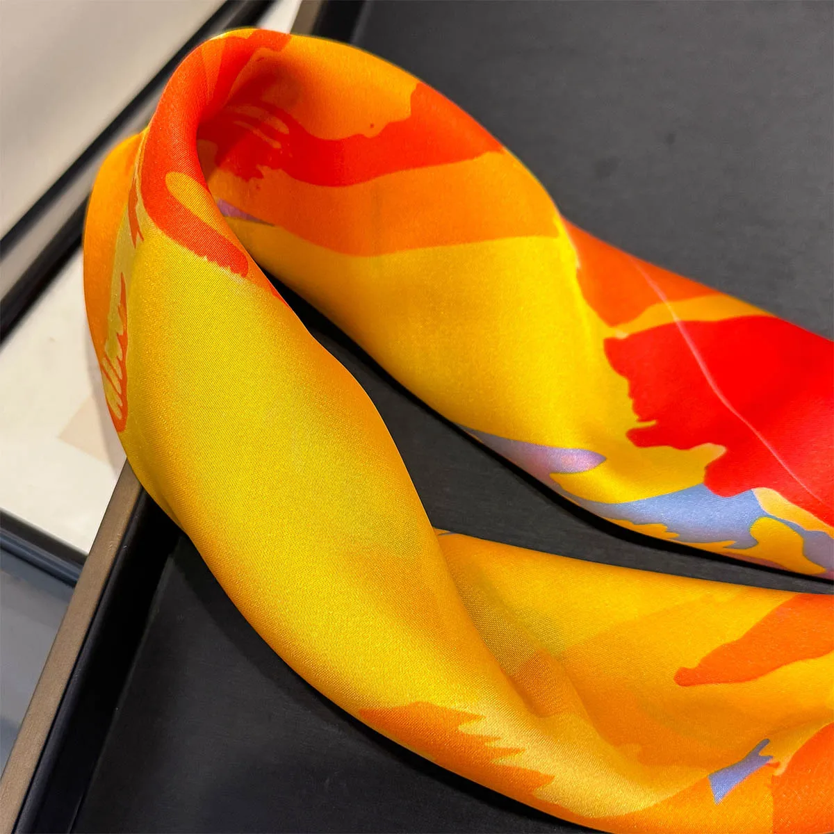 Künstlerisch bedruckte quadratische Seidenschals für Damen, Kopftuch, weicher Hijab, für alle Jahreszeiten, modisches Halstuch, weibliches Foulard, Bandana – Detail 10