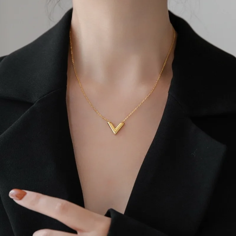 

Classic Summer Fashion Metal Style Luxury Geometric Gold Titanium Steel Letter Necklace Gift Banquet Women Jewelry Necklace 2022
