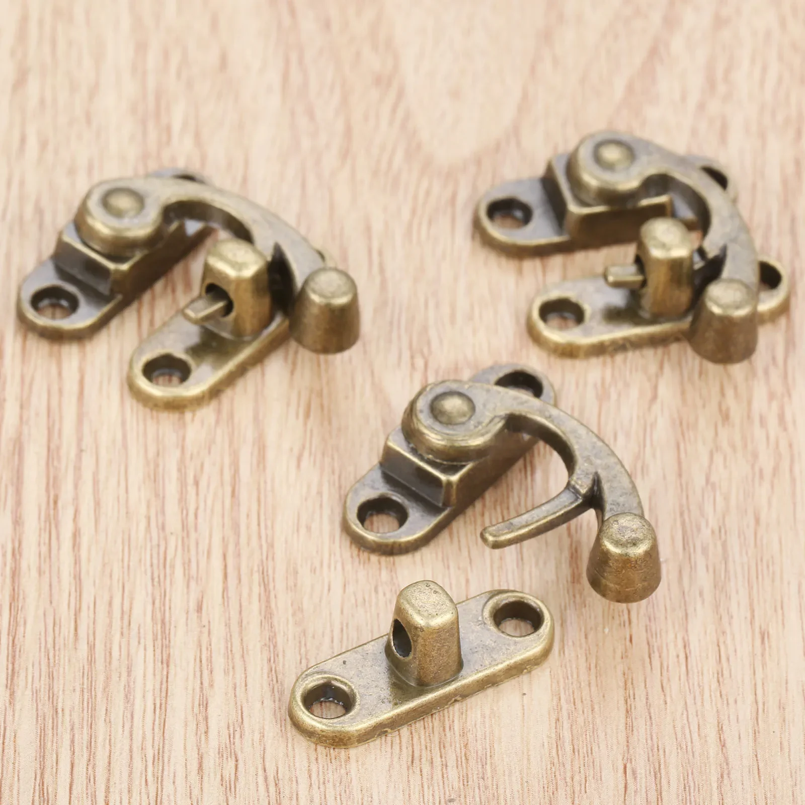10pcs/box Horn Locks w/screws Latch Clasps Antique Bronze Right Hook Buckle 29*33mm Vintage Padlock Furniture Cabinet Decor