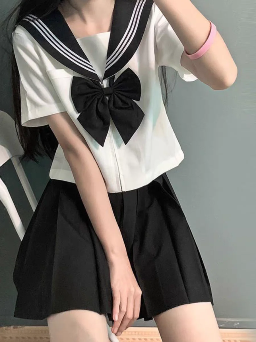 濃紺の少女のセーラーブラウスとプリーツスカート