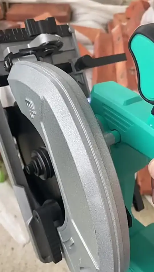 Бесщеточная циркулярная пила Makita 388V