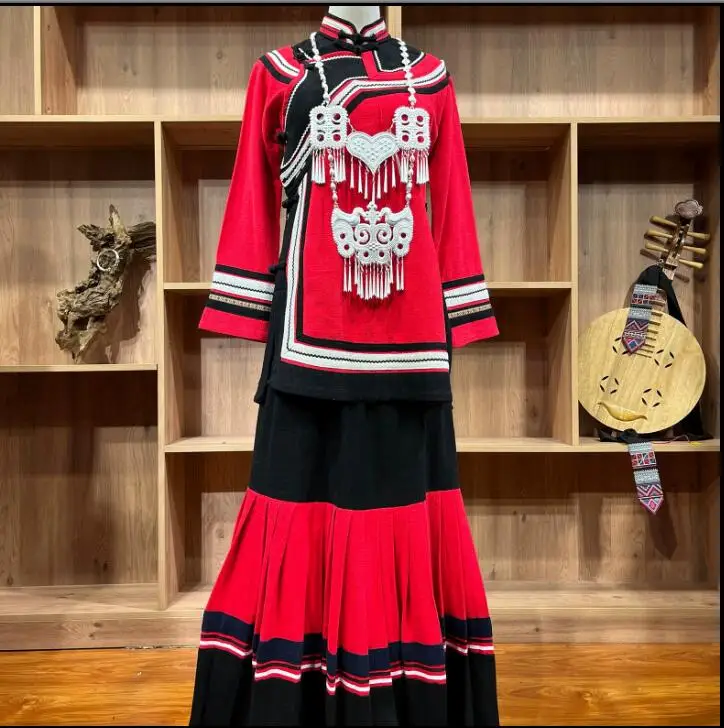 

Этнические костюмы Red Guangxi Zhuang, Yao и Yi