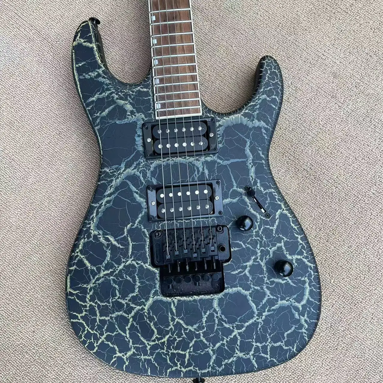 

6-string double-shake electric guitar, black burst turtle shell pattern nitrocellulose paint, shipping pictures, can be customiz