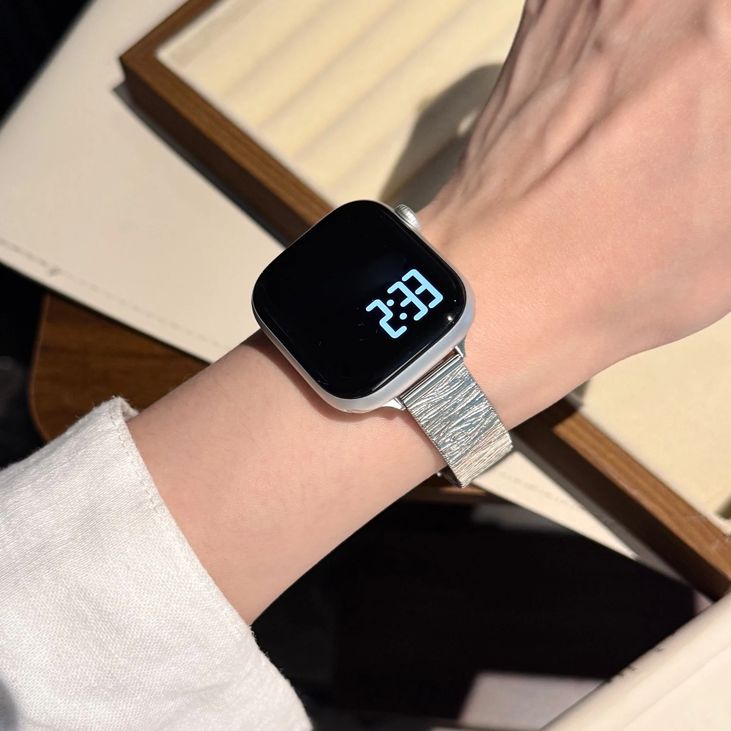 Niedriges, luxuriöses, gewelltes Edelstahlarmband für Apple Watch S10 42 mm 46 mm 45/44/41/40–38 mm Damenarmband für Armbänder der IWatch-Serie – Detail 12