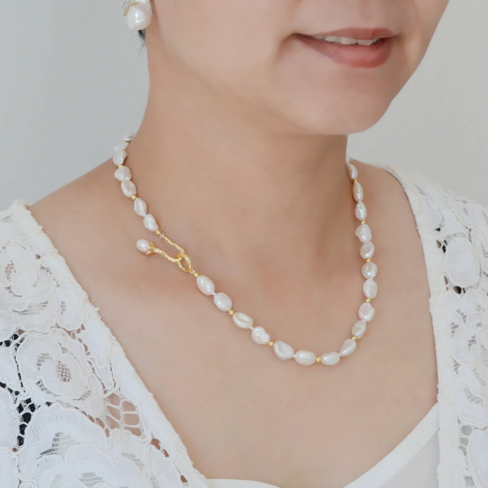 

Women Pearl Necklace White Natural Baroque Pearl Gold Necklace Vintage Gold Flower Buckle Wedding Engagement Jewelry Necklace