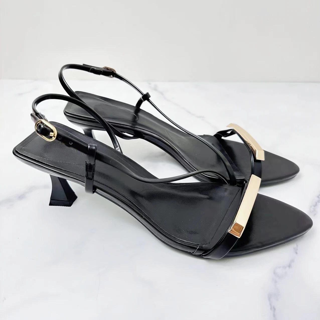 

Женские туфли на высоком каблуке, черные босоножки на высоком каблуке, украшенные кружевом и металлической пряжкой, новинка 2024