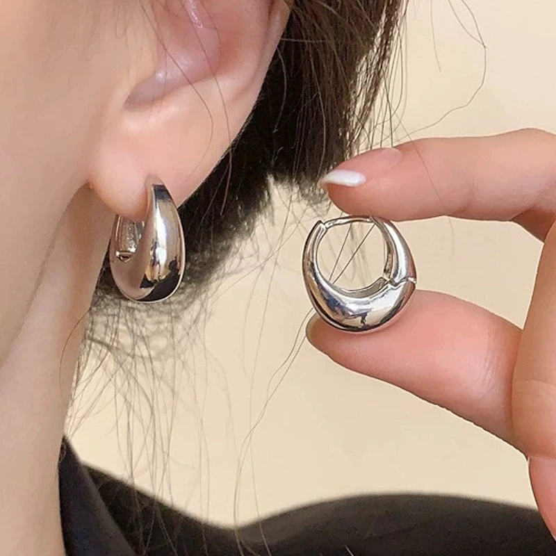 Minimalist Metal Oval Hoop Earrings Trendy Hollow Circle Dangle Earrings for Women Vintage Golden Silver Temperament Jewelry