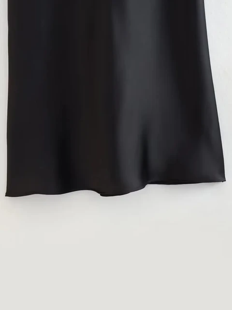 우아함과 감각적 매력의 화신, TRAF 블랙 롱 드레스