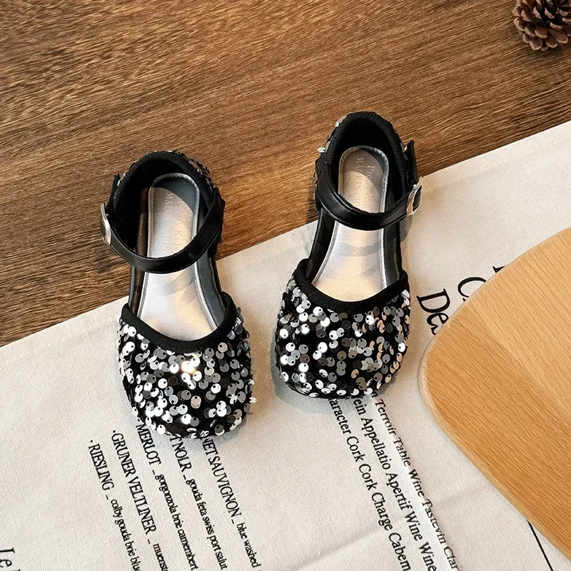 

Kids Summer Sandals 2024 New Children Fashion Princess Shoes with Shiny Sequins Girls Elegant Versatile Flats for Party Wedding