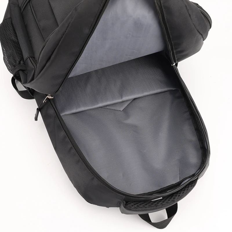 Large-capacity travel backpack, equipped with padded shoulder straps and sporty style, featuring mesh side pockets and abundant