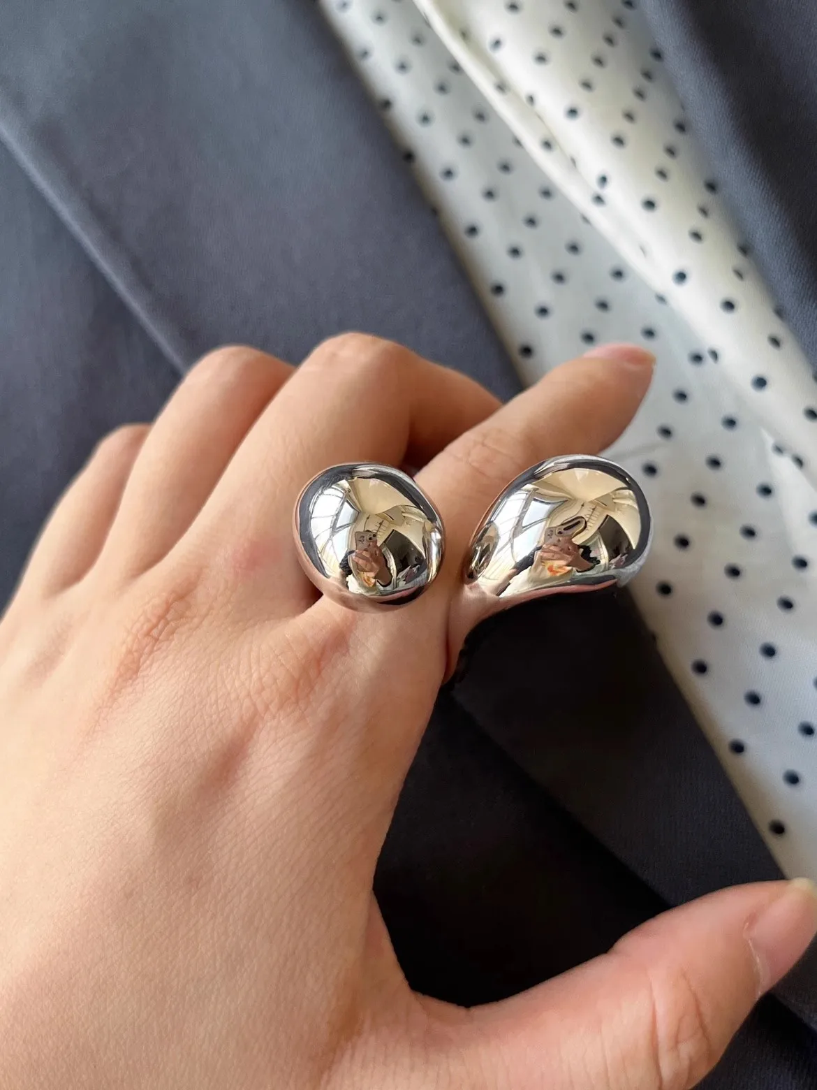 Elegantes anillos abiertos de latón con doble gota de agua para mujer - Vestes Novas