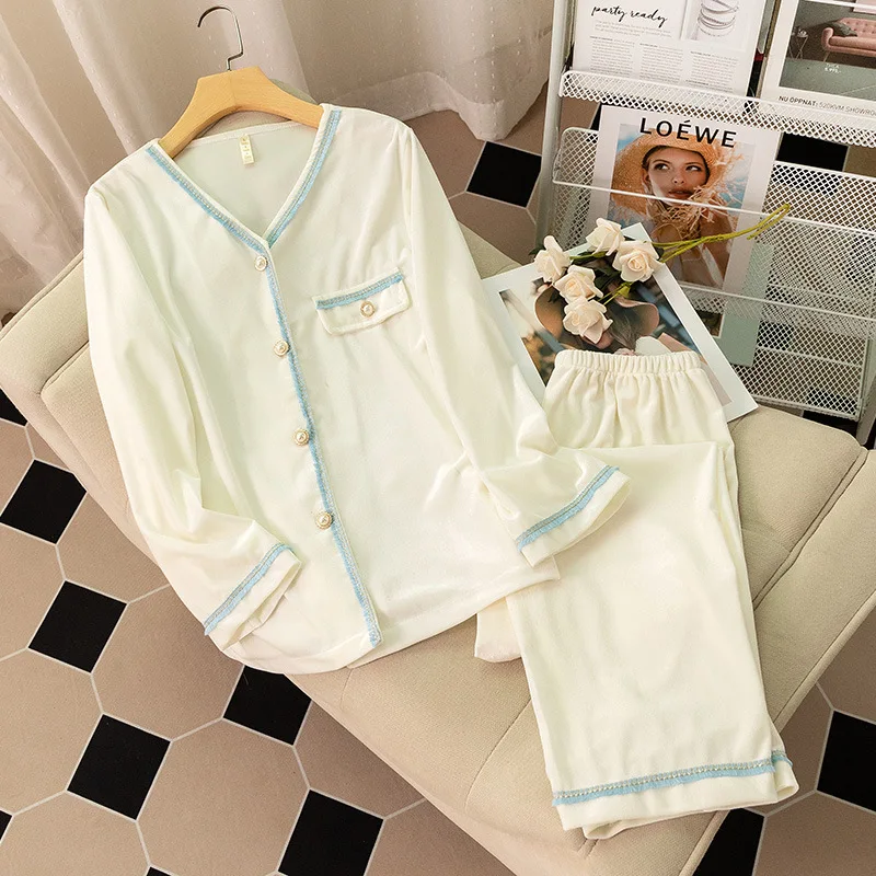 

Пижама женская бархатная с длинным рукавом и V-образным вырезом