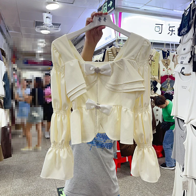 

Блузка женская свободного покроя с оборками и квадратным вырезом