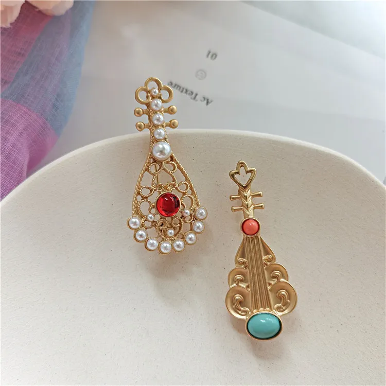 Retro Palace Classic Exquisite Pearl Ppa Spilla Medievale Vintage Hollow Simple Art Corpetto Pins Accessori Per Abbigliamento Donna