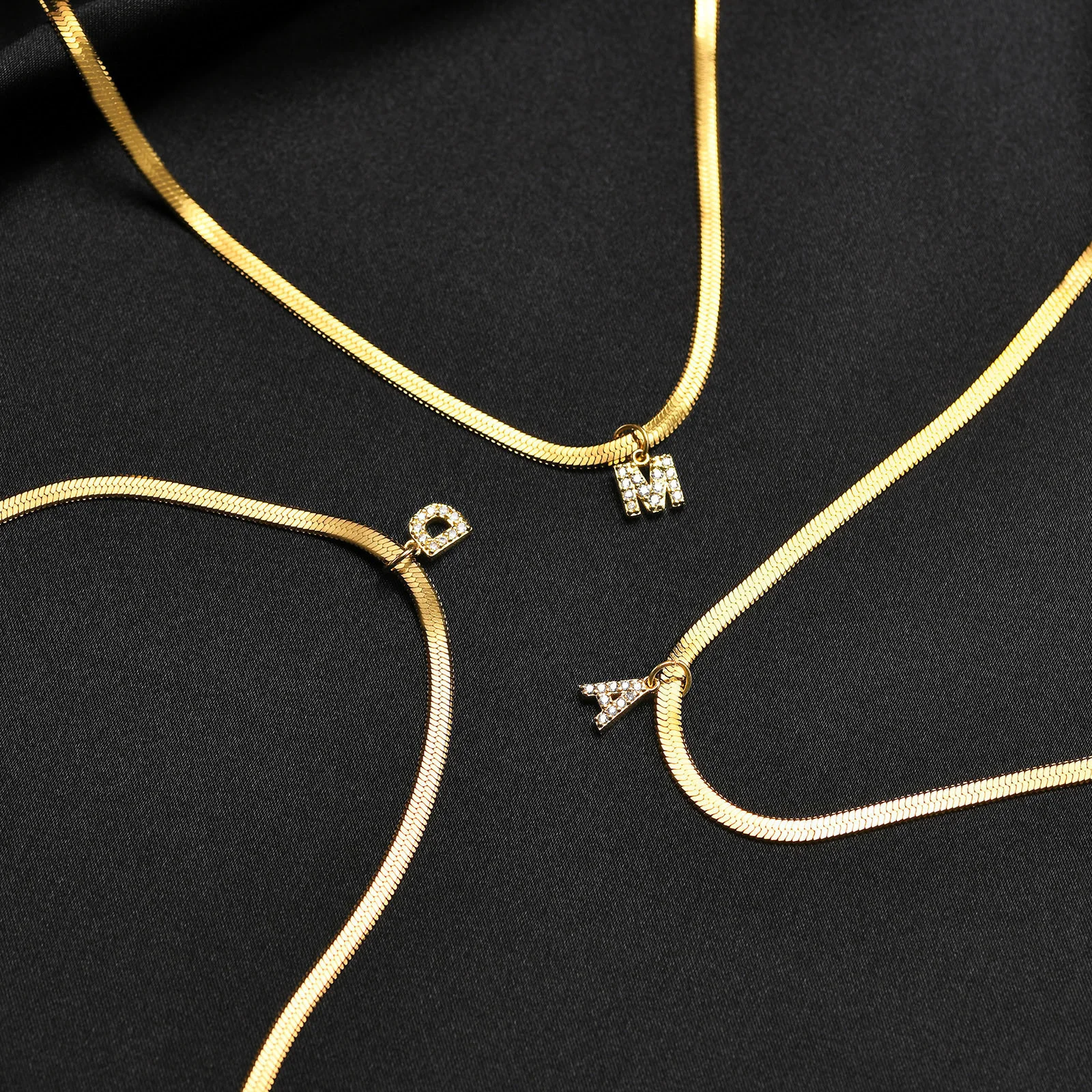 Vnox A-Z Winzige Damen-Anfangshalskette, kleiner Bling-Buchstabe-Mädchen-Kettenhalsband, goldfarbener, geschichteter Kragenanhänger aus Edelstahl – Detail 16