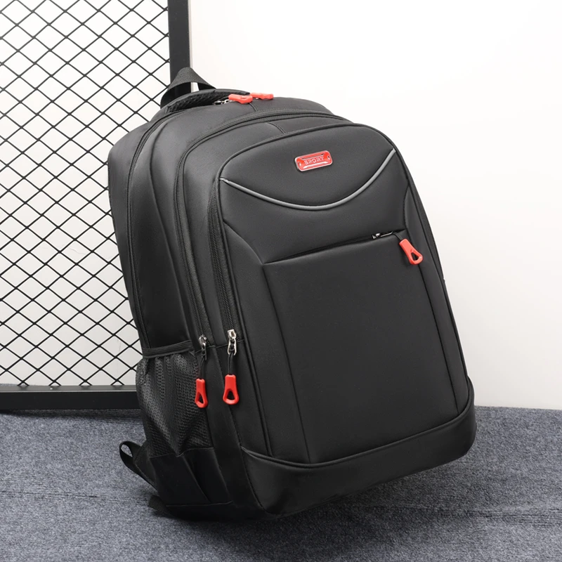 Large-capacity travel backpack, equipped with padded shoulder straps and sporty style, featuring mesh side pockets and abundant