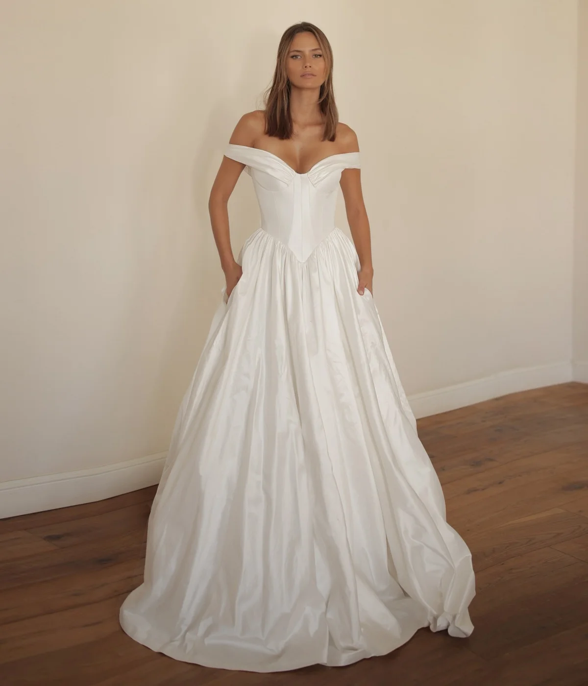 

KOYOUN Off Shoulder Simple Wedding Dresses Pleated Sweetheart A Line Women Bride Dress Floor Length Taffeta Bridal Shoot