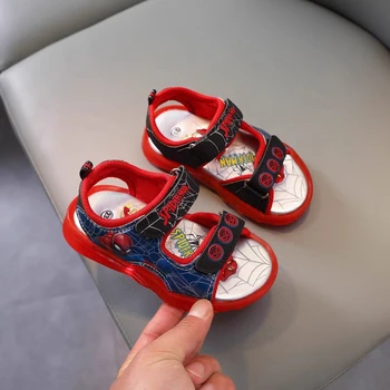 Sandali luminosi per ragazzi Spider-man rossi 2024 nuovi cartoni animati moda scarpe estive per bambini sandali per scarpe sportive per neonato 1