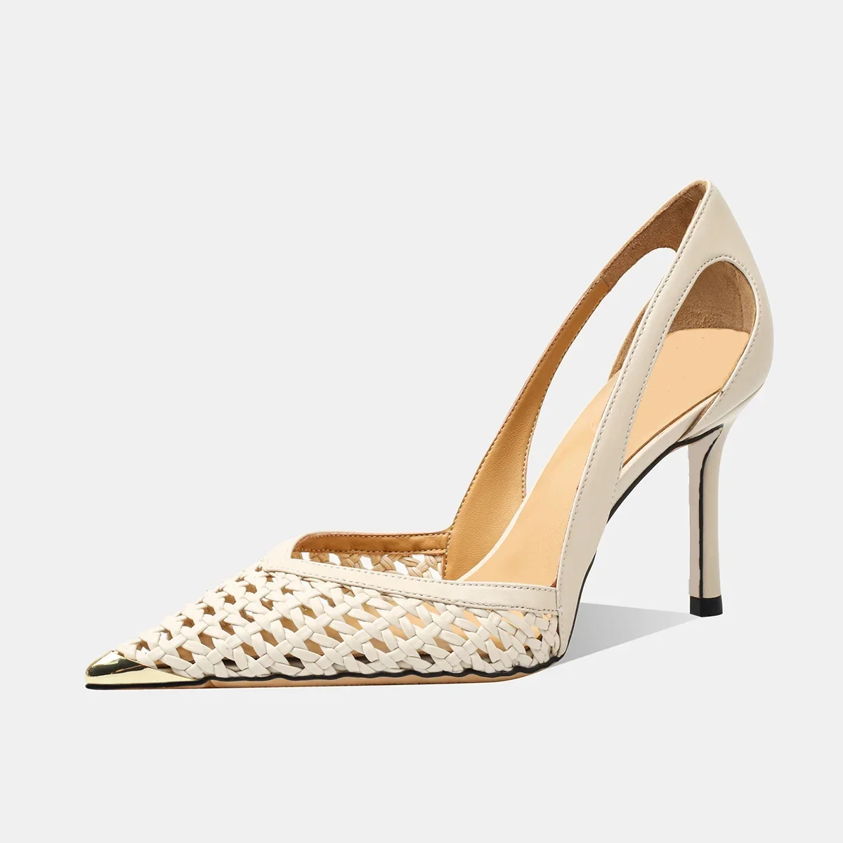 حذاء كعب ذهبي بتفاصيل مجدولة