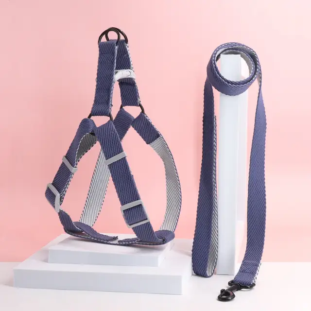 A pet dog double-color harness dog leash for indoor and outdoor use 2