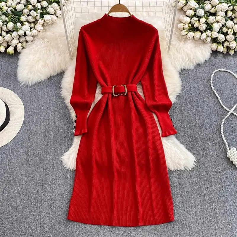 

Женское трикотажное платье-свитер средней длины, с длинным рукавом и воротником-стойкой