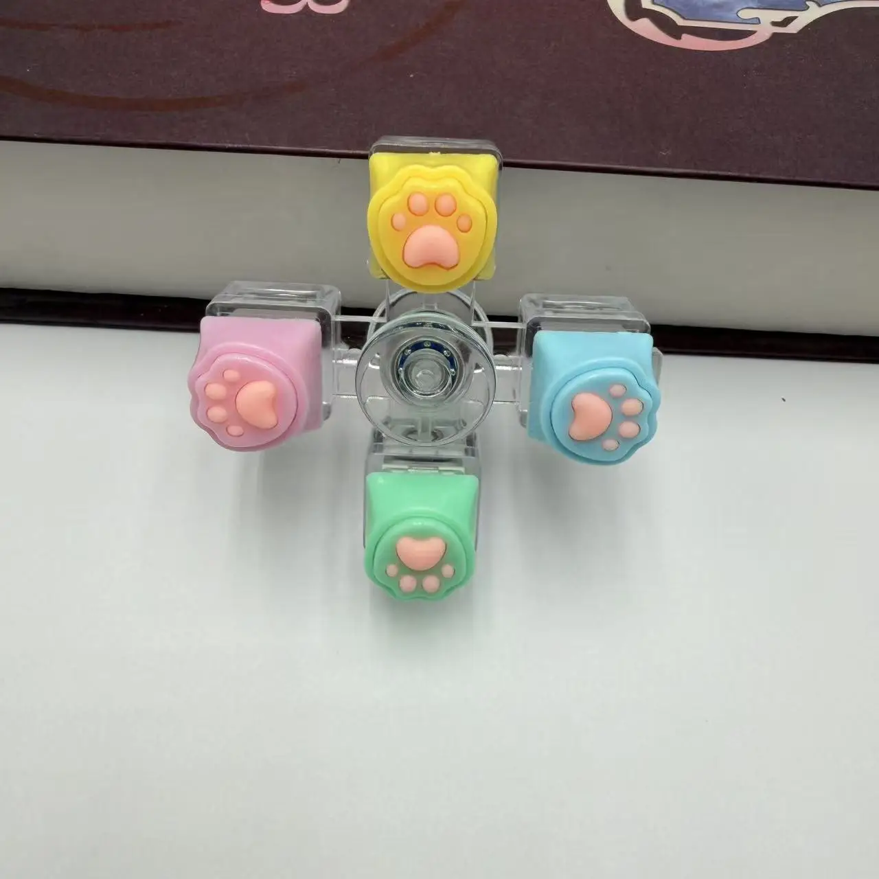 새로운 고양이 발바닥 클리커 키체인 재미있는 스피너 스트레스 해소 피젯 토이 키보드 스타일 버튼 불안 완화 휴대용 감압 키
