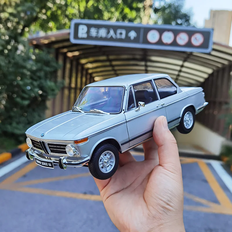KYOSHO 1:18 for BMW 2002 tii alloy all-open car model