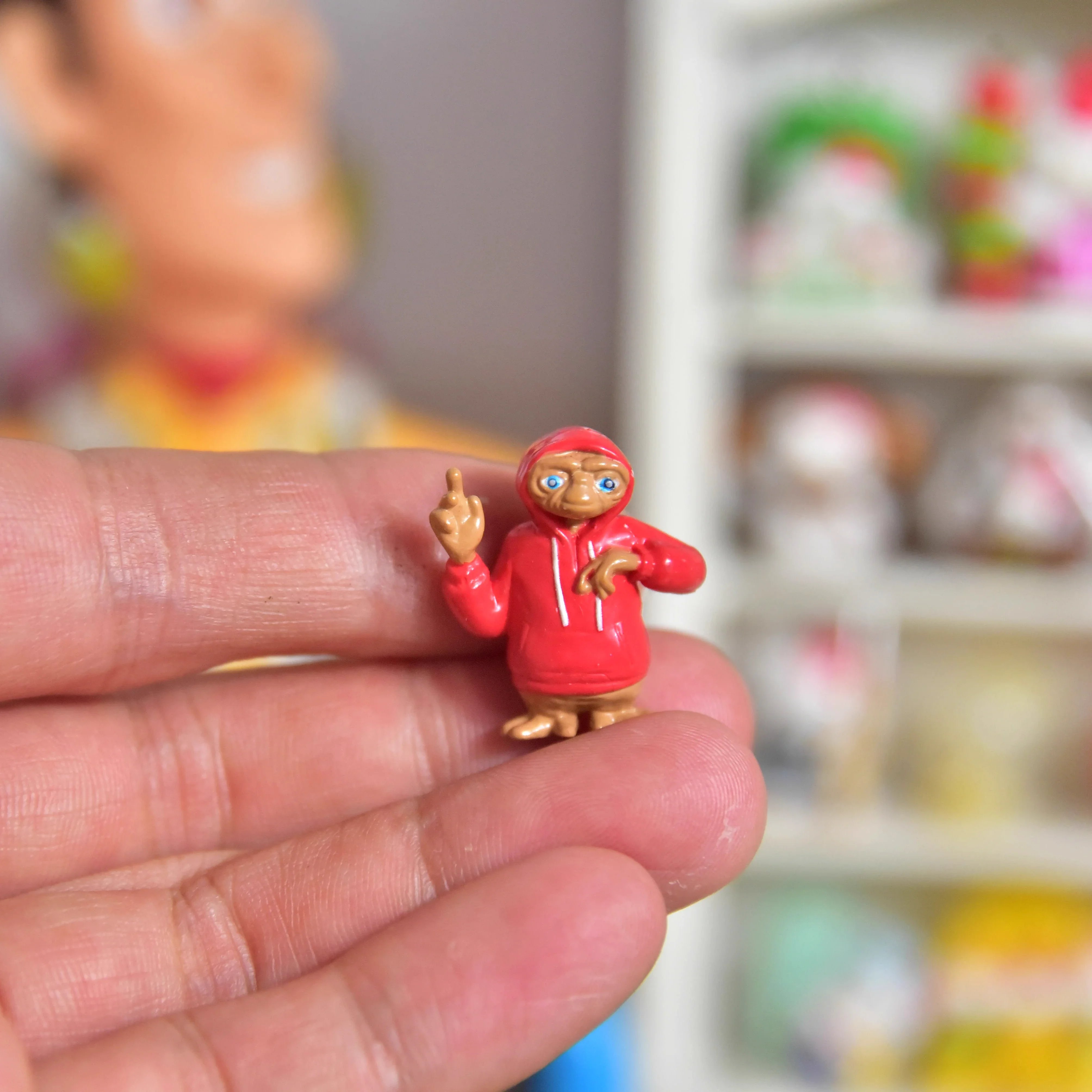 

Миниатюрная модель red alien из принта