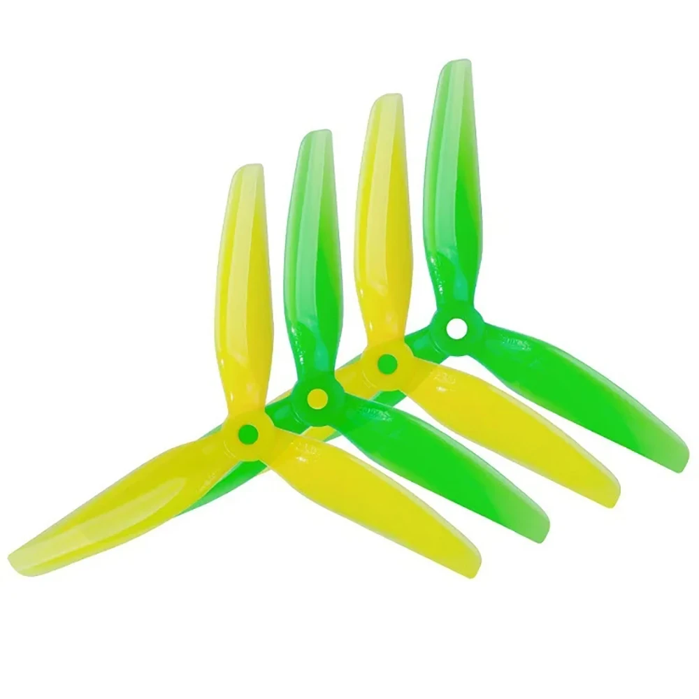 Gros plan sur une hélice HQ Ethix S4 5 pouces 3 pales pour FPV drone, montrant la texture.
