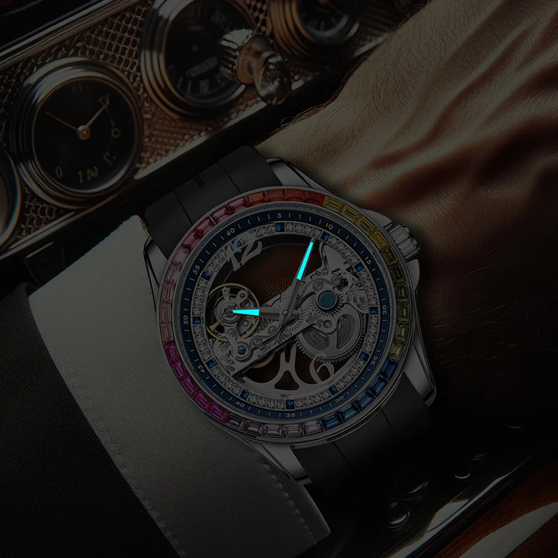 Un uomo indossa l'Orologio automatico scheletrato tourbillon uomo con strass arcobaleno, con lunetta arcobaleno e lancette luminose, mentre appoggia il braccio vicino al cruscotto di un'auto d'epoca con quadranti rotondi.