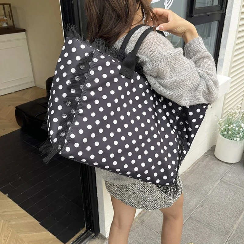 2026 Borse tote dolci di alta qualità per le donne Nuove borse a tracolla di grande capacità con temperamento in nylon di moda a pois - immagine 5