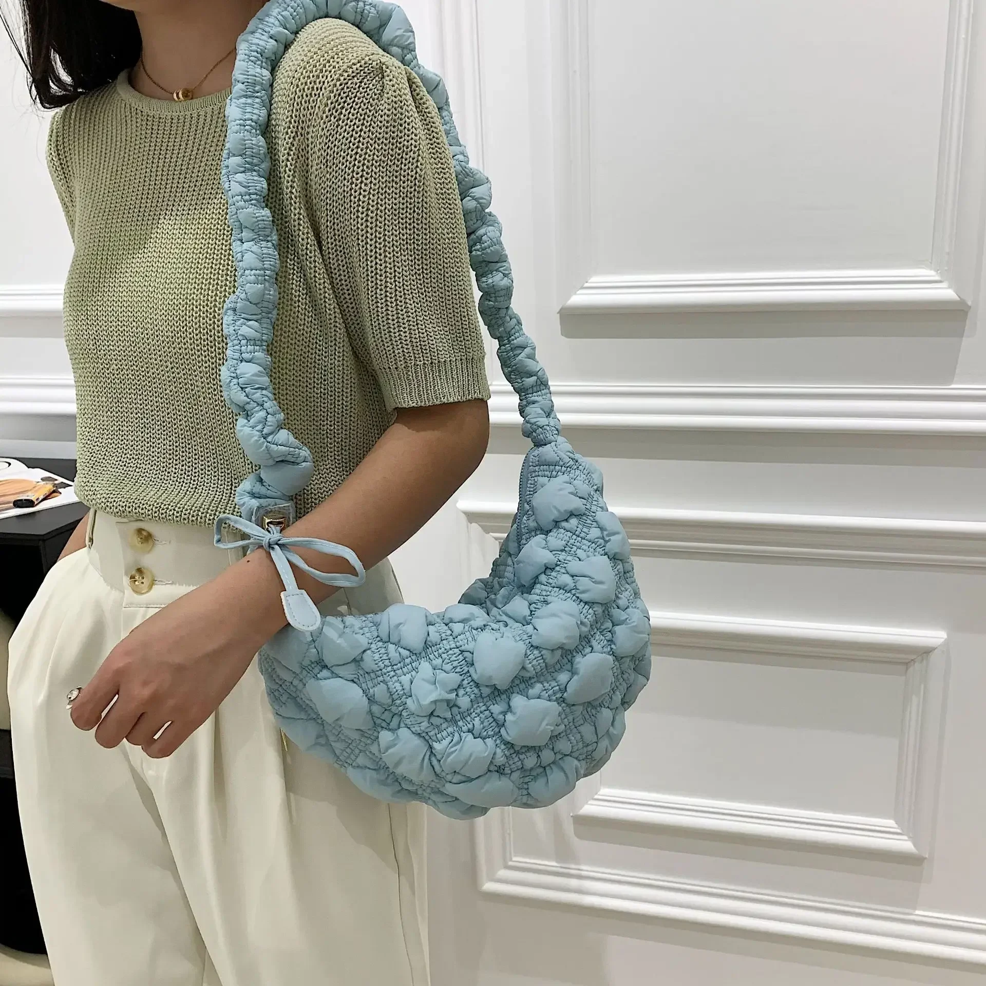 thumbnail image 1 of Bolsos coreanos de gran capacidad con diseño de nubes para mujer, bolsos cruzados con burbujas plisadas a la moda, bolsos de hombro acolchados de diseñador, bolsos de tendencia 2024, 1 of 5
