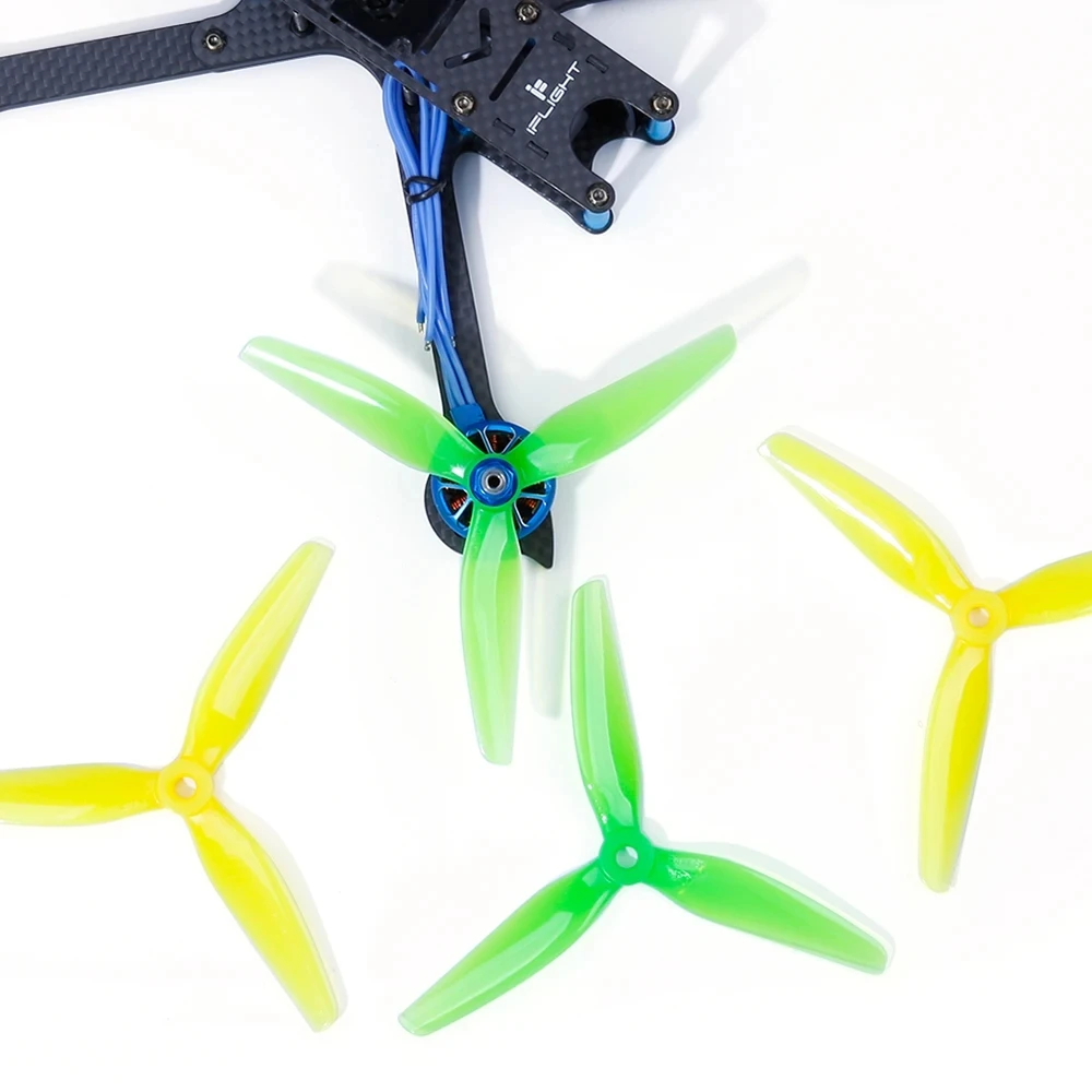 Lot de 4 hélices HQ Ethix S4 5 pouces 3 pales pour FPV drone, disposées en éventail.