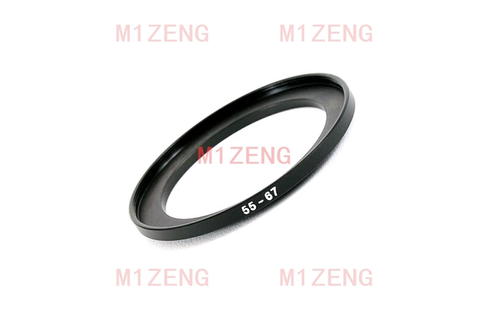 Bague rehausseur métal noir pour adapter un filtre 67mm sur un objectif 55mm, vissée sur l'objectif