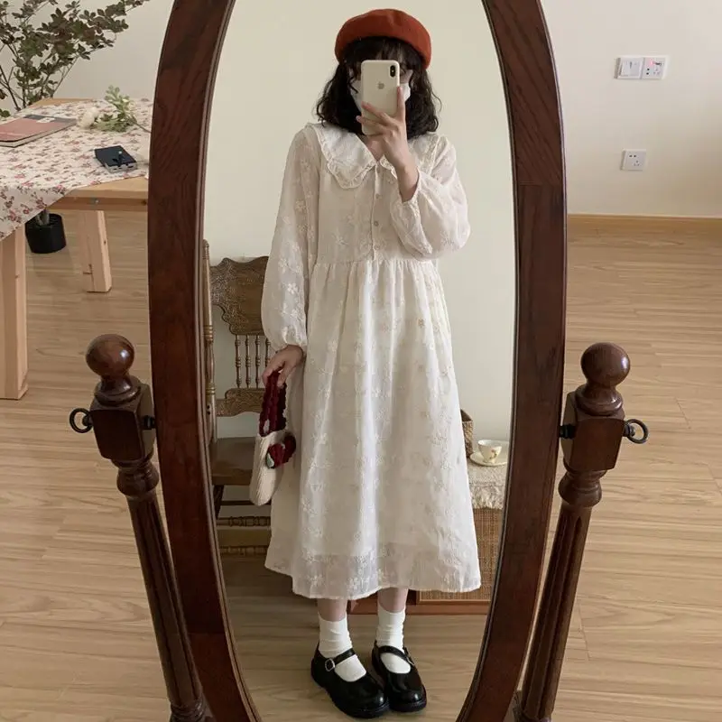 

Милое элегантное платье с вышивкой Mori Girl, весеннее белое длинное платье с длинными рукавами и кружевным воротником в стиле японской феи и кукольным воротником